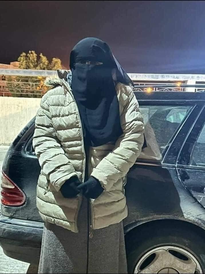 Image accompanying "#بنغازي القبض على شاب لابس خيمار وخاش صالة أفراح بيحضر لمة بيبي"؛ كما انتشر ذات الادعاء بالصيغة التالية: "عااااجل #بنغازي القبض على مصري لابس خيمار وخاش صالة أ