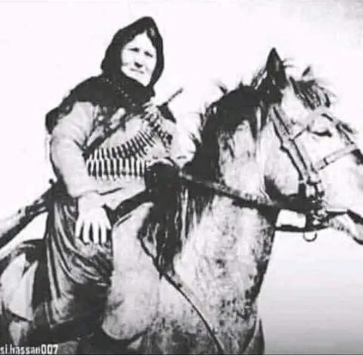 Image accompanying العنود رحيم امراة ليبية مجاهدة التقطت صورتها من تاجر يهودي مسافر اسمه خموس ربوح سنة 1922 وهي تمطي حصانآ وحاملة سلاحها ثائرة
وذالگ بعد سماع خبر قتل زوجها وابنائ