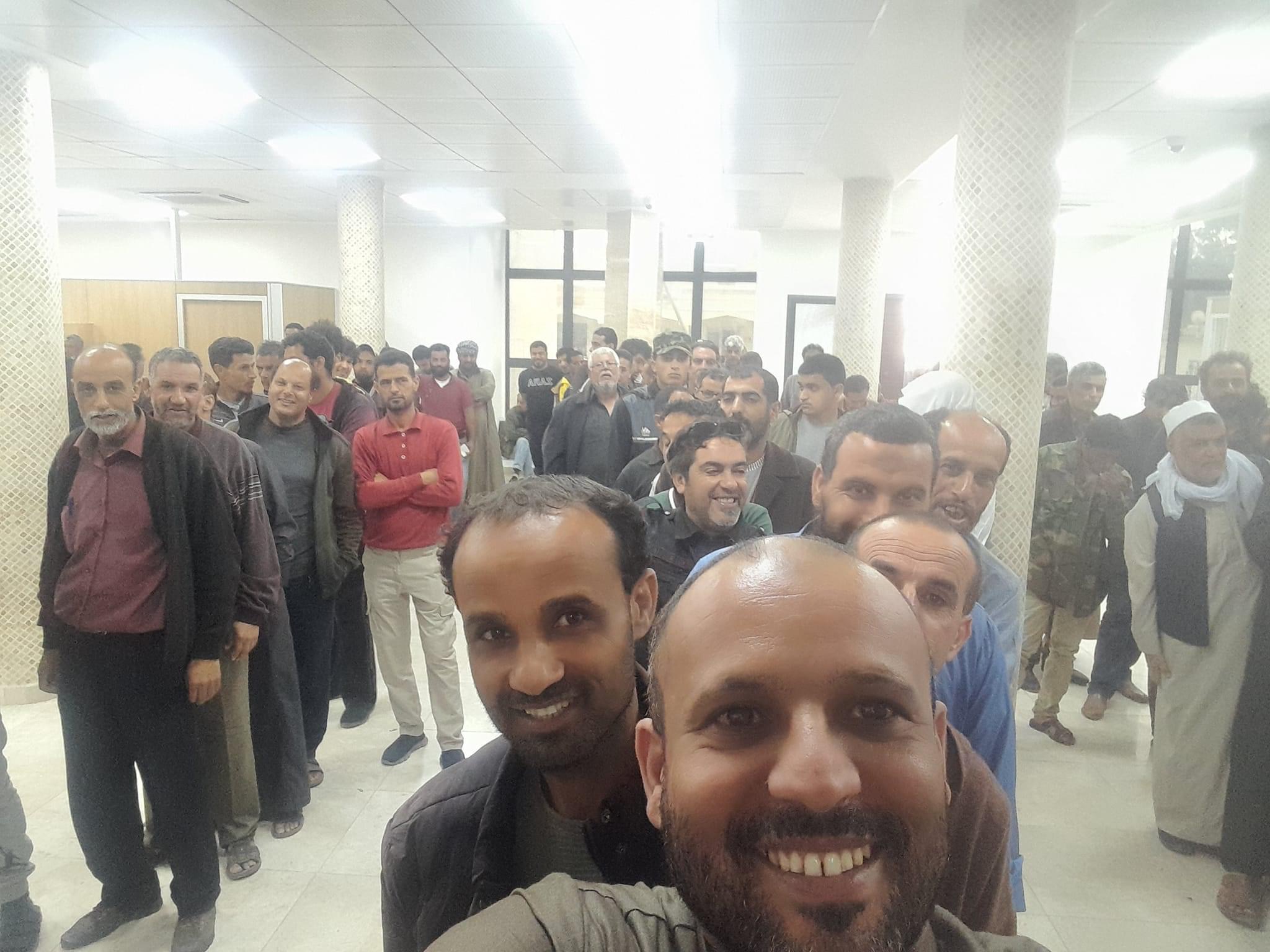 Image accompanying "فرحة المواطنين بوصول دورهم في طابور مصرف الجمهورية بـ#غريان."