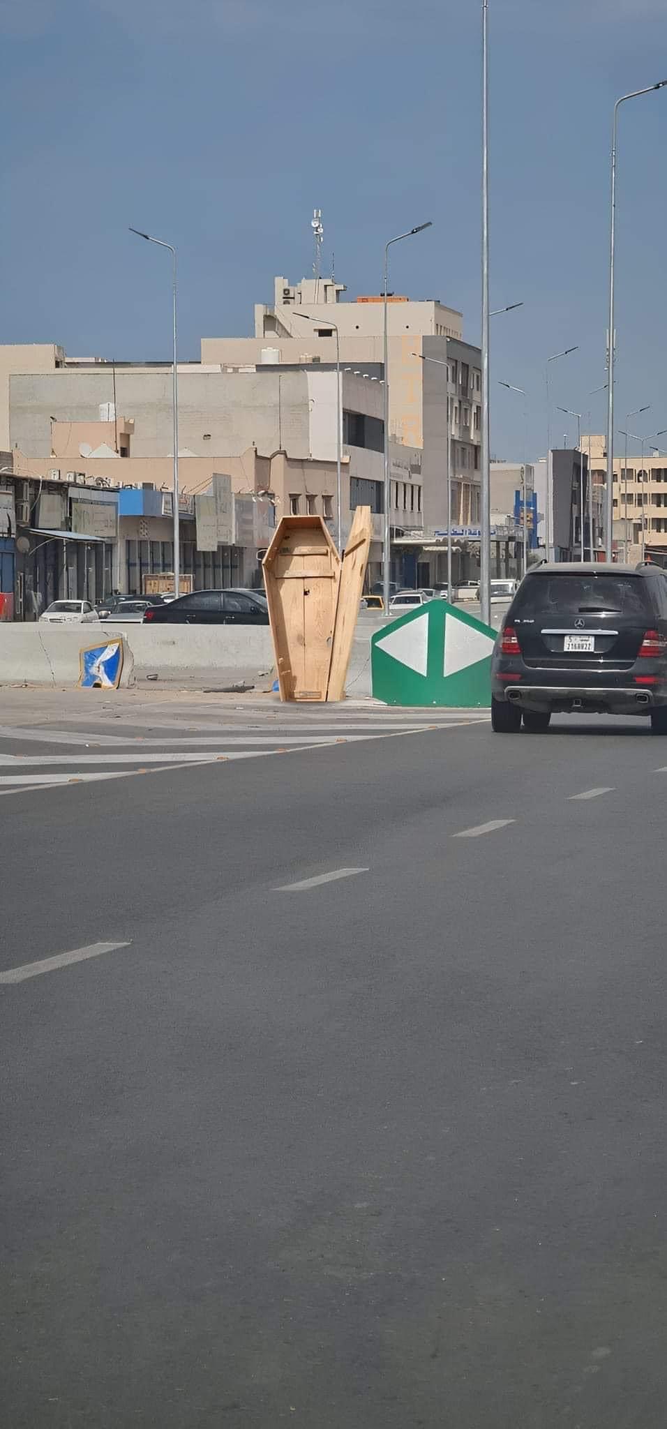 مضلل: لم يتم وضع تابوت كبديل لإشارة ضوئية في مدينة طرابلس