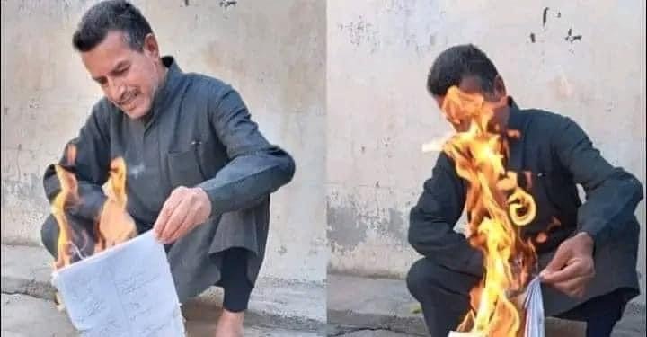 مضلل : لم يقم هذا الشخص بحرق دفتر ديون الزبائن بمناسبة شهر رمضان في ليبيا