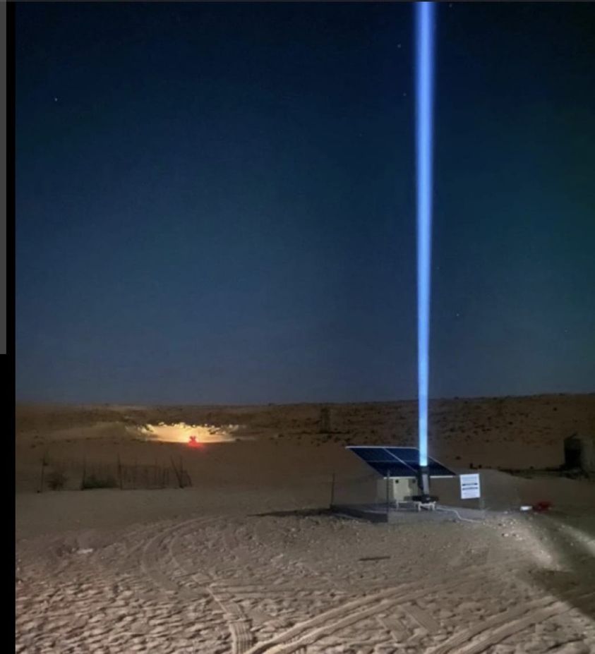 مضلل: هذه الصورة لمنظومات اضاءة صحراوية ليست في ليبيا، بل في السعودية