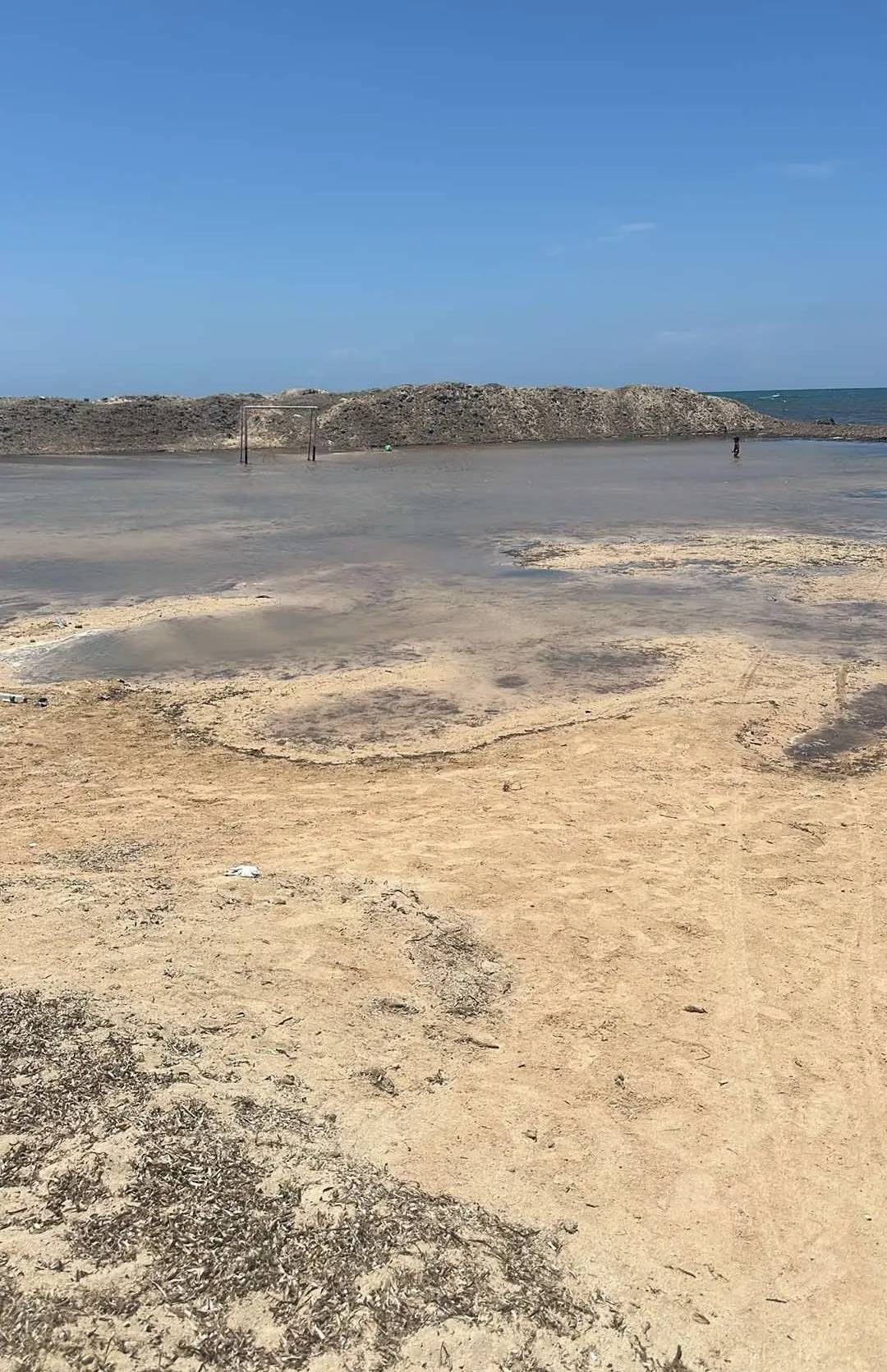 مضلل: لا صحة لخبر حدوث تسونامي في ليبيا وتراجع مياه البحر يعود لظاهرة المد والجزر فقط