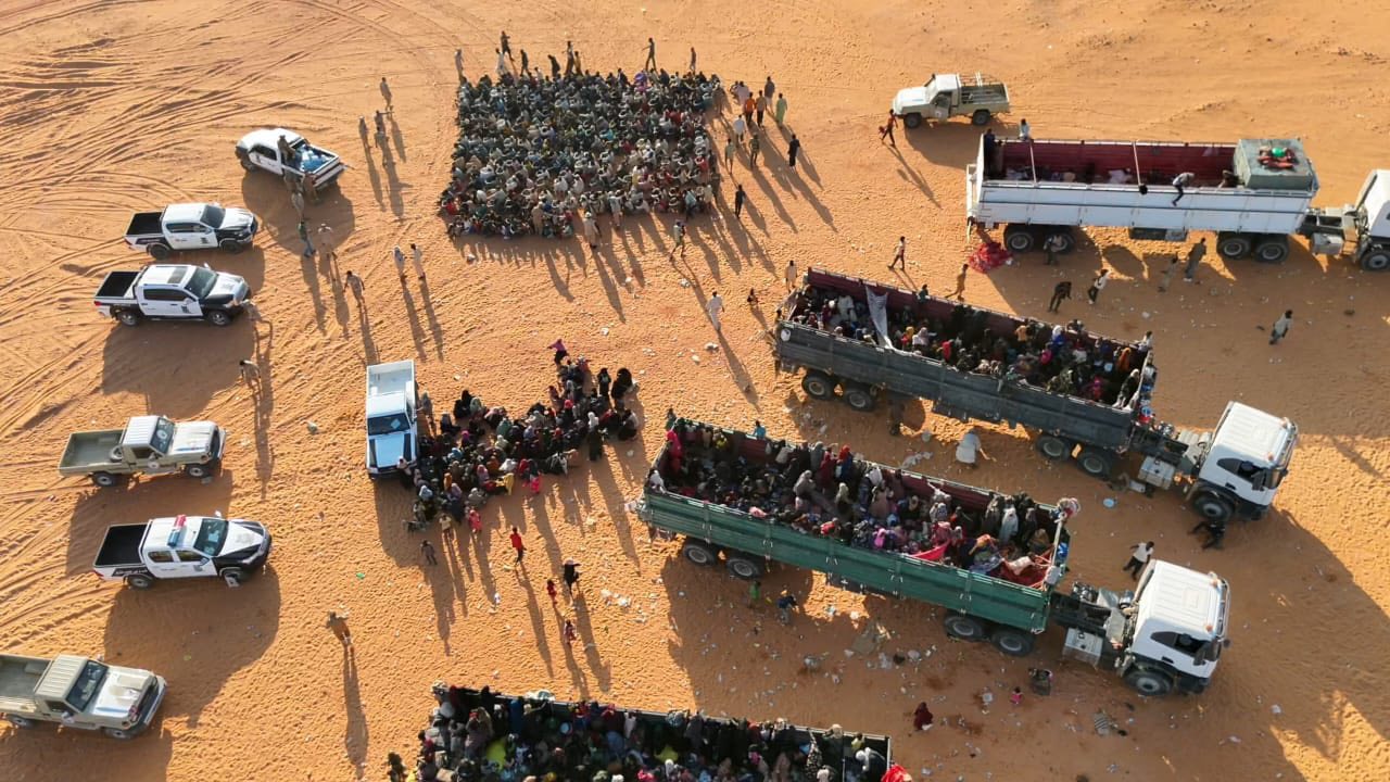 مضلل: الصور لنازحين من السودان يتم نقلهم من المثلث الحدودي إلى الكفرة وليس ترحيلهم