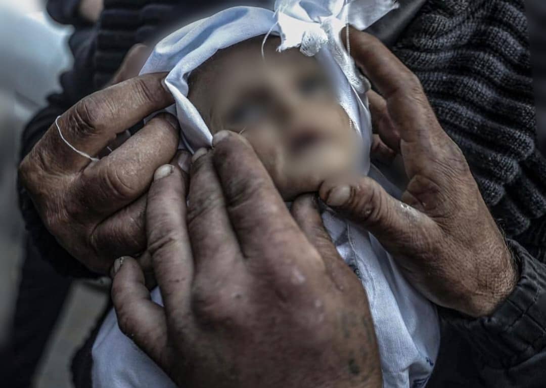 مضلل: هذه الصورة ليست لدمية بل تظهر مقتل طفل فلسطيني في غزة