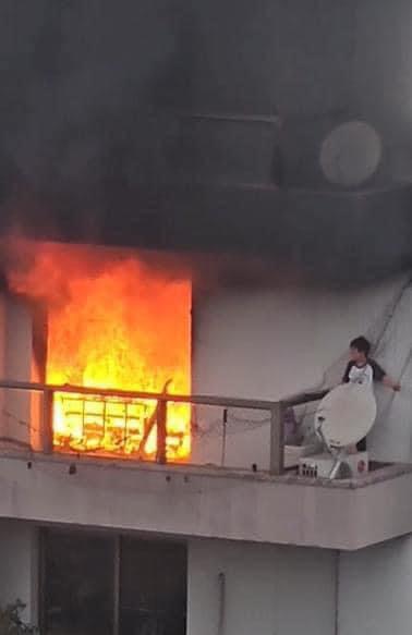 مضلل: هذه الصورة لطفل عالق في شرفة تحترق التقطت في البرازيل وليست بمدينة الزاوية الليبية