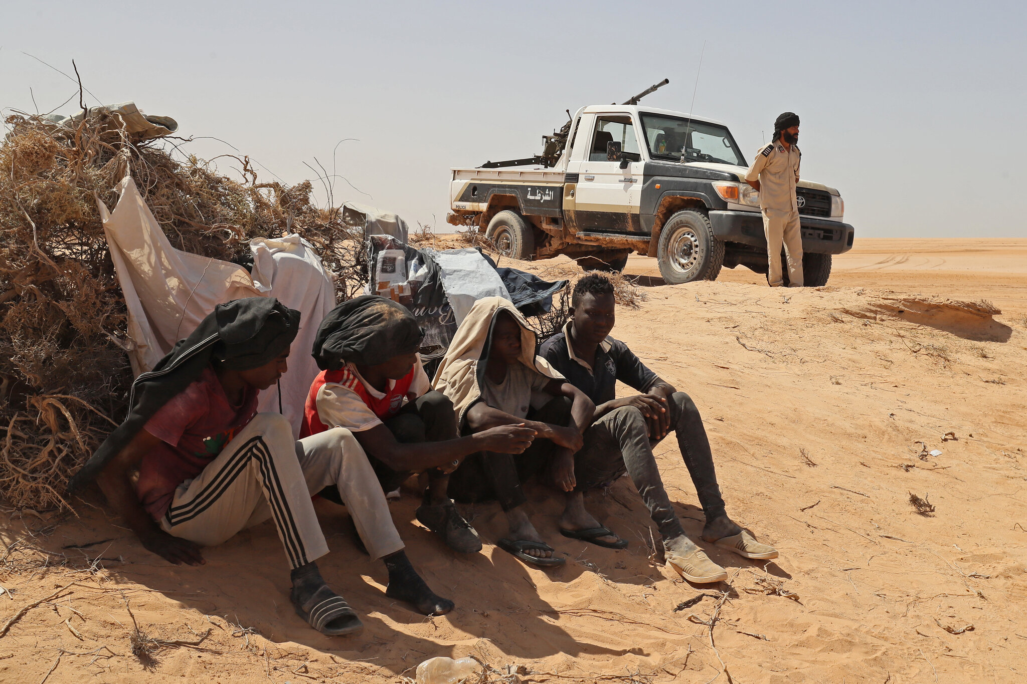مُضلل: لم يتوغل المهاجرين غير القانونيين على الحدود التونسية داخل الأراضي الليبية
