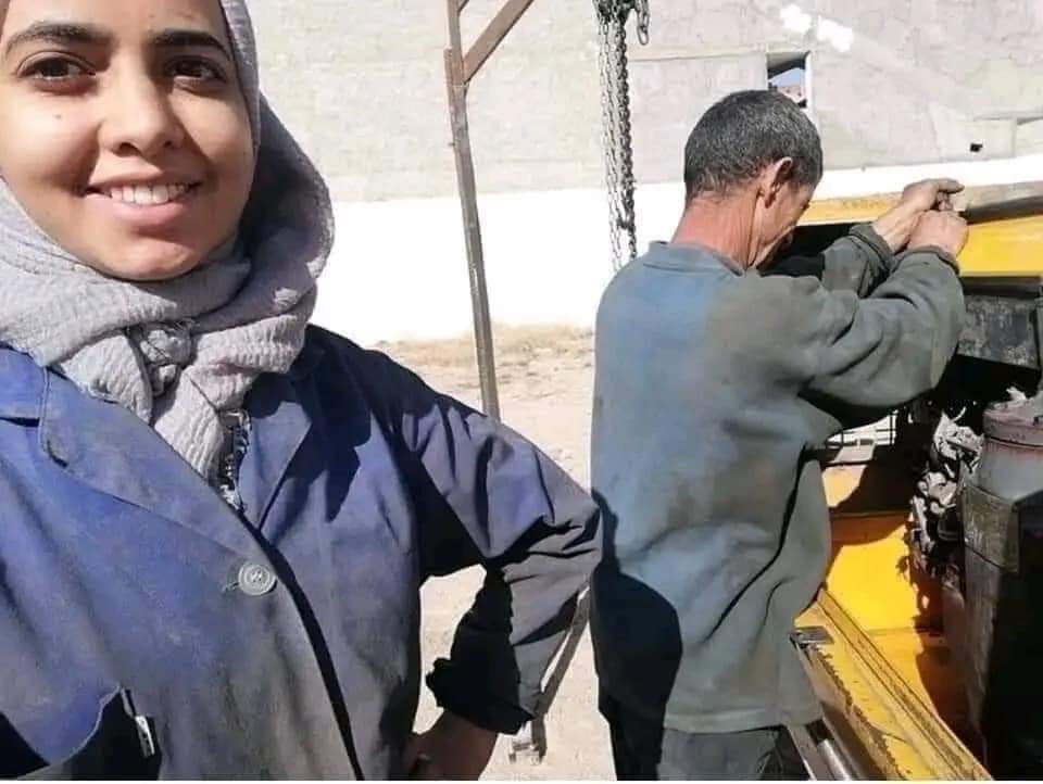 فتاة ليبية تساعد والدها الميكانيكي الذي ليس له أولاد