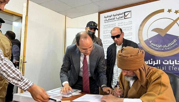 سيف الإسلام يقدم ملف ترشحه للانتخابات الرئاسية