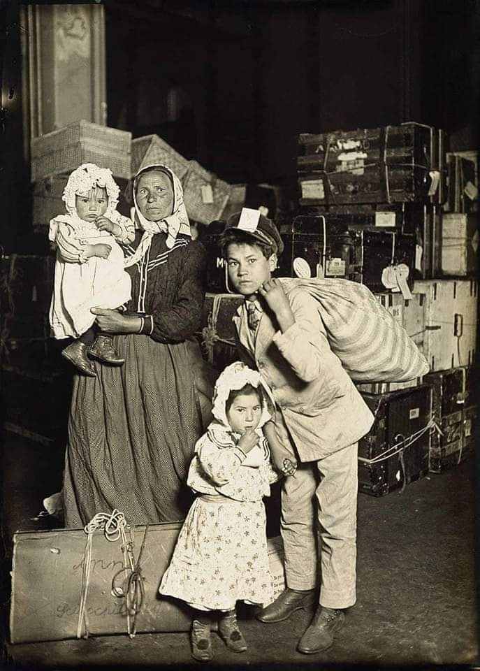مضلل: هذه الصورة لعائلة إيطالية مهاجرة إلى أمريكا في 1905 وليس إلى ليبيا